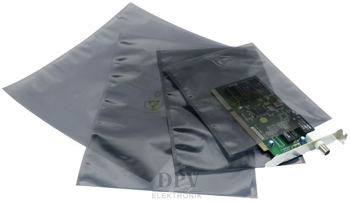 Auf dem Bild sind mehrere durchsichtige Plastiktüten zu sehen, in denen eine grüne elektronische Platine mit verschiedenen Bauteilen liegt. Die Tüten sind unregelmäßig angeordnet.