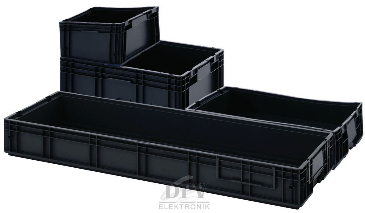 Das Bild zeigt mehrere schwarze Kunststoffboxen in unterschiedlichen Größen, die übereinander angeordnet sind. Die Boxen haben rechteckige Formen und offene Oberseiten.