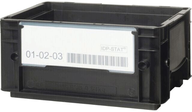 Es zeigt einen schwarzen, rechteckigen Behälter aus Plastik mit einer weißen Beschriftungsfläche und einem Barcode. Der Behälter hat offene Seiten und eine stabile Struktur.