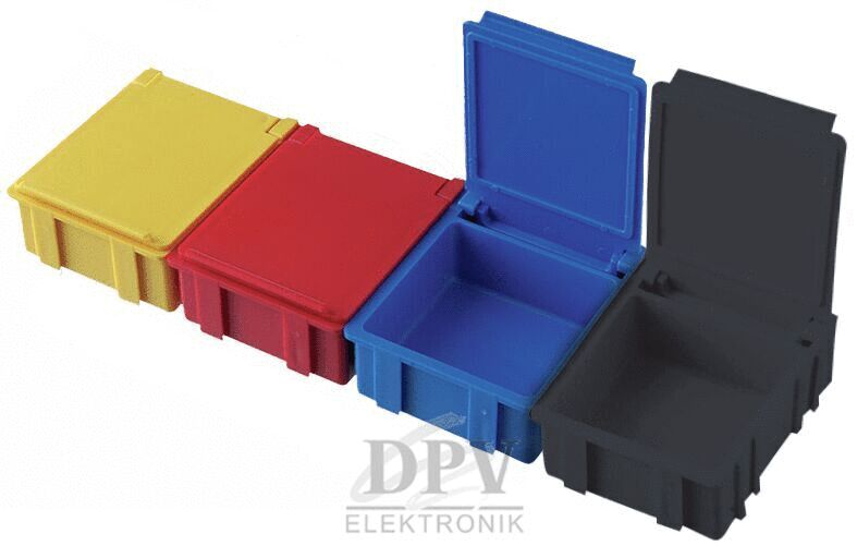 Das Bild zeigt vier offene Kunststoffbehälter in verschiedenen Farben: gelb, rot, blau und schwarz. Die Behälter sind rechteckig und stapelbar, jeweils mit einem abnehmbaren Deckel.
