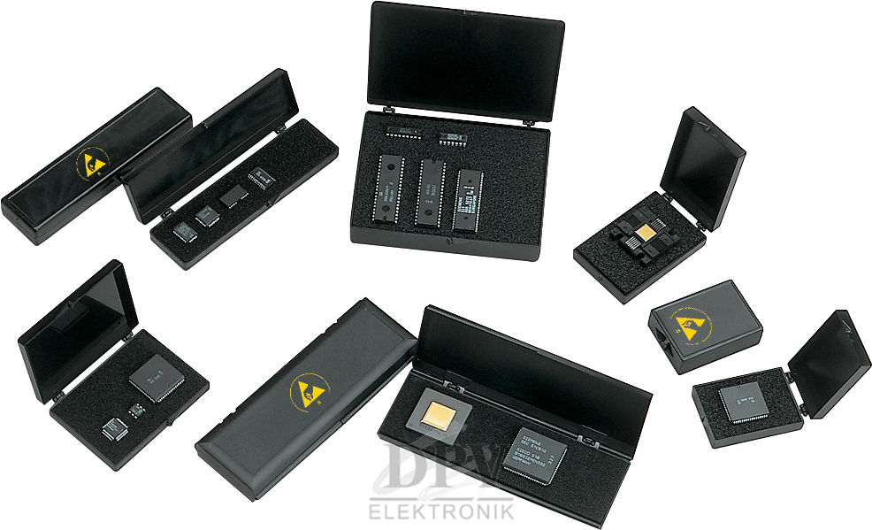 Das Bild zeigt mehrere schwarze, rechteckige Gehäuse, die geöffnet sind und elektronische Komponenten enthalten. Einige sind flach, andere haben eine klappbare Klappe. Gelbe Warnsymbole sind sichtbar.