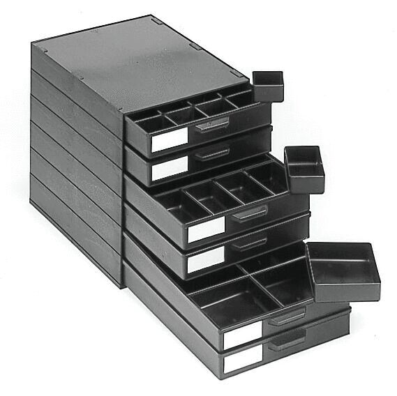 Das Bild zeigt einen schwarzen Organizer mit mehreren Schubladen. Die Schubladen sind unterschiedlich groß und haben rechteckige Fächer. Manche sind offen, einige beschriftet.