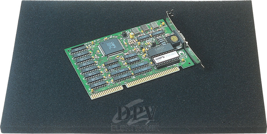 Das Bild zeigt eine grüne Platine, die eine elektronische Schaltung darstellt. Sie hat Kontakte auf einer Seite und verschiedene Bauteile wie Chips und Widerstände darauf.