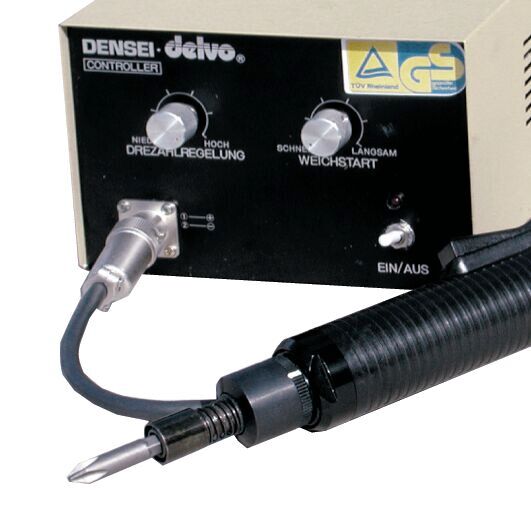 Das Bild zeigt ein Gerät mit einem schwarzen Bedienfeld und zwei Drehknöpfen zur Regelung. Es hat ein Kabel und eine Handgriffeinheit mit einem Einsatz. Es wird als Controller bezeichnet.