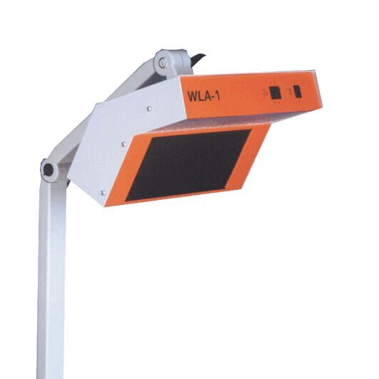 Das Bild zeigt eine spezielle Leselampe mit einem beweglichen Arm. Die Lampe hat eine rechteckige Form mit einem schwarzen Bereich zur Beleuchtung und einem orangen oberen Teil mit Tasten.