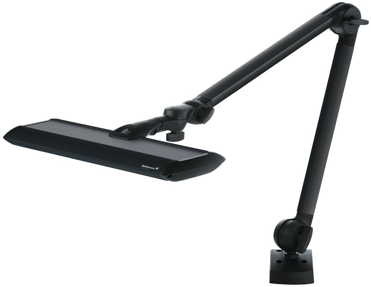 Das Bild zeigt eine schwarze Schreibtischlampe mit einem flexiblen, ausgestellten Arm. Der Lampenschirm ist flach und länglich, montiert auf einem stabilen Fuß.