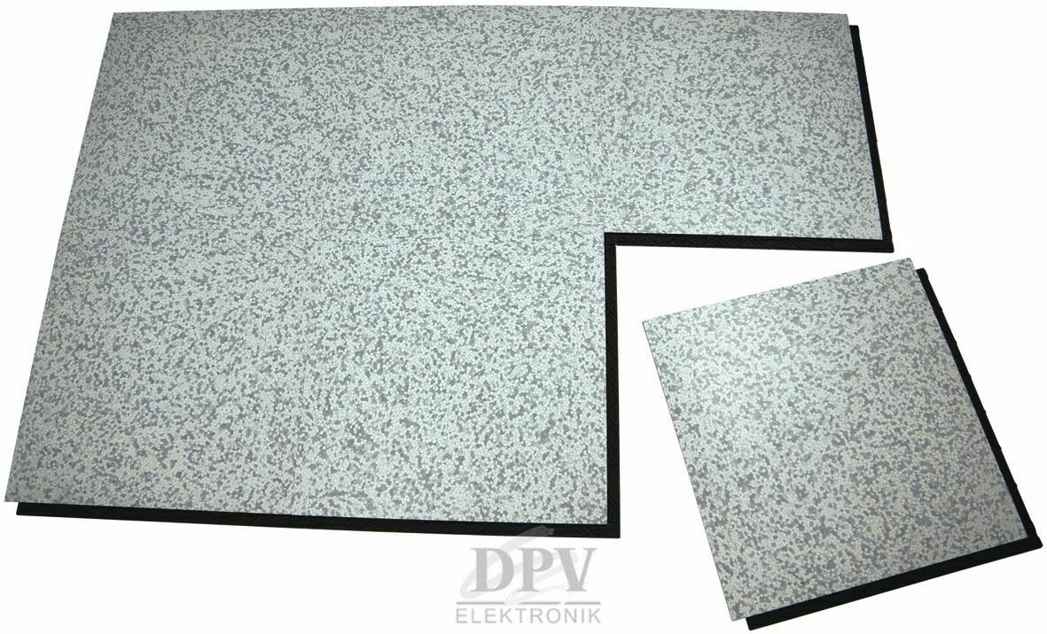 Das Bild zeigt zwei rechteckige Platten. Die größere hat eine unregelmäßige Form mit einer Ecke, die abgeschnitten ist. Beide Platten sind hellgrau mit dunklen Sprenkeln und haben schwarze Ränder.