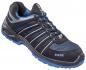 Preview: Der Schuh ist ein leichter, sportlicher Halbschuh in Schwarz mit blauen Akzenten. Er hat eine atmungsaktive Oberseite aus Netzmaterial und eine griffige, blaue Sohle für guten Halt.