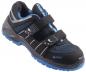 Preview: Der Schuh ist schwarz mit blauen Akzenten. Er hat eine sportliche Form, einen gepolsterten Kragen und zwei Klettverschlüsse. Die Sohle ist strukturiert und bietet guten Halt.
