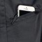 Preview: In dem Bild ist ein Smartphone in einer dunklen Hosentasche zu sehen. Nur der obere Teil des Telefons ragt heraus, der Bildschirm ist schwarz. Die Tasche hat eine klare, schlichte Naht.
