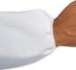 Preview: Das Bild zeigt einen Arm, der mit einem weißen, elastischen Schutzüberzug bis zum Handgelenk eingehüllt ist. Die Hand ist in einer neutralen Position.