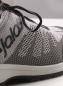 Preview: Das Bild zeigt einen grauen Sport- oder Laufschuh. Er hat ein atmungsaktives, gestricktes Obermaterial mit einem dezenten Muster und grauen Schnürsenkeln. Der Schuh hat eine helle Sohle.