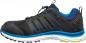 Preview: Der Schuh ist sportlich und besteht aus schwarzem Material mit blauen und grünen Akzenten. Er hat eine abgerundete, weiße Sohle und eine Schnellschnürung für besseren Halt.