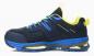 Preview: Der Schuh ist ein sportlicher Sneaker in Schwarz mit blauen und gelben Akzenten. Er hat eine schnittige Form, eine gepolsterte Sohle und eine rutschfeste Oberfläche für guten Halt.