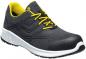 Preview: Der Schuh ist sportlich und aus schwarzem Material mit strukturiertem Design. Die Schnürsenkel sind leuchtend gelb, und die Sohle ist weiß mit einer schwarzen Unterseite.