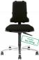 Preview: The office chair is black, has an ergonomic backrest and a padded seat. It stands on a stable base with five wheels and can support up to 160 kg.