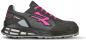 Preview: Der Schuh ist ein sportlicher, schwarzer Sneaker mit pinken Akzenten. Er hat eine atmungsaktive Oberfläche und eine robuste, strukturierte Sohle für guten Halt. Die Schnürsenkel sind ebenfalls pink.