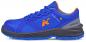 Preview: Der Schuh ist sportlich, hauptsächlich in Blau mit orangefarbenen Akzenten. Er hat eine graue Ferse und eine griffige, schwarzen Sohle. Die Schnürsenkel sind standardmäßig und das Material wirkt robust.