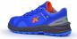 Preview: Der Schuh ist sportlich und hat eine leuchtend blaue Farbkombination mit orangen Akzenten. Die Sohle ist stabil und schwarz, mit strukturierten Details für besseren Halt.