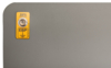 Preview: Das Bild zeigt eine graue Oberfläche mit einer abgerundeten Ecke. Oben links befindet sich ein gelbes Etikett mit dem Text "DPV EBP" und einer Befestigungsstelle.