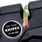 Preview: Das Bild zeigt eine Knipex-Werkzeugzange, die einen farbigen Draht hält. Der Draht hat eine grüne und gelbe Isolierung und freiliegende Kupferdrähte. Auf der Zange ist eine schwarze Markierung mit technischen Spezifikationen.