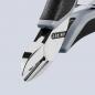 Preview: Das Bild zeigt die präzise Spitze von einer Zange mit glänzenden Klingen und einem ergonomischen, grauen Griff. Auf der Zange steht der Schriftzug "KNIPEX".