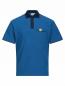 Preview: Das Bild zeigt ein kurzärmliges Polohemd in lebhaftem Blau. Es hat einen dunklen Kragen, drei Knöpfe und eine kleine Brusttasche, die ebenfalls mit einem Logopatch verziert ist.