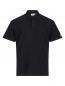 Preview: Das Bild zeigt ein schwarzes Poloshirt. Es hat einen klassischen Kragen, kurze Ärmel und eine Brusttasche. Auf dem rechten Ärmel ist ein gelbes Logo zu sehen. Das Material wirkt schlicht und elegant.