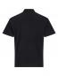 Preview: Das Bild zeigt ein schlichtes, schwarzes Poloshirt von hinten. Es hat kurze Ärmel und einen klassischen Kragen, ohne aufgedruckte Designs oder Verzierungen.