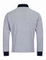 Preview: Das Bild zeigt ein graues Langarmshirt aus Baumwolle. Es hat einen dunklen Kragen und dunkelblaue Bündchen an den Ärmeln. Die Rückseite ist schlicht und ohne Muster.