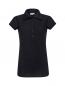 Preview: Das Bild zeigt ein schwarzes Poloshirt mit kurzem Ärmel und einem klassischen Kragen. Es hat eine durchgehende Knopfleiste vorne. Das Material wirkt leicht und strukturiert.