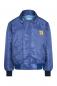 Preview: Die Jacke ist blau, aus glänzendem Material und hat einen Stehkragen. An der linken Brustseite befindet sich ein gelbes Logo. Die Ärmel und der Saum sind dunkelblau. Sie hat zwei seitliche Taschen.