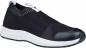 Preview: Der Schuh ist ein sportlicher, schwarzer Sneaker aus atmungsaktivem Material. Die Sohle ist weiß und hat eine leicht gewölbte Form. Die Zehenkappe ist verstärkt und schwarz.