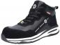 Preview: Der Schuh ist ein schwarzer Sneaker mit einem hohen Schaft. Er hat eine Kombination aus Leder und Wildleder, Schnürsenkel und markanten weißen Akzenten sowie einer flexiblen, dicken Sohle.