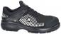 Preview: Der Schuh ist schwarz mit grauen und weißen Streifen auf der Seite. Er hat eine gepolsterte Zunge und eine rutschfeste Sohle, die stabil und bequem wirkt. Ideal für sportliche Aktivitäten.