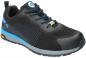 Preview: Der Schuh ist schwarz mit blauen Akzenten. Er hat eine sportliche Form, eine strukturierte Oberfläche und eine dämpfende Sohle. Die Schnürsenkel sind ebenfalls schwarz und blau.