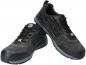 Preview: Das Bild zeigt ein Paar sportliche schwarz-graue Sneakers. Sie haben eine textile Oberfläche mit strukturiertem Muster und eine graue Gummisohle. Die Schnürsenkel sind schwarz.