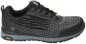 Preview: Der Schuh ist ein sportlicher, niedriger Sneaker in Schwarz und Grau. Er hat ein textile Obermaterial mit einem strukturierten Muster und eine robuste Gummisohle für guten Halt.