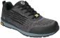 Preview: Der Schuh ist sportlich und modern, hauptsächlich in Schwarz mit grauen und metallischen Akzenten. Er hat eine strukturiert wirkende Oberfläche, Schnürsenkel und eine robuste, gummierte Sohle.