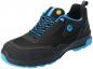 Preview: Der Schuh ist sportlich und hat ein schwarzes Obermaterial aus Mesh mit blauen Akzenten. Er besitzt eine schnüre aus blauen Bändern und eine rutschfeste, blaue Sohle.