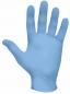 Preview: Das Bild zeigt eine Hand in einem hellblauen Einweghandschuh. Die Finger sind leicht gespreizt, die Handfläche ist sichtbar, und der Handschuh wirkt smooth und elastisch.