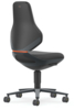 Preview: Der Stuhl hat eine ergonomische Rückenlehne mit abgerundeten Kanten. Die Sitzfläche ist gepolstert und schwarz, mit einem dekorativen Element in Orange. Er hat fünf Rollen und einen verstellbaren Fuß.