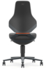Preview: Der Stuhl hat eine ergonomische, hohe Rückenlehne in einem eleganten, matten Schwarz. Der Sitz ist rund und hat einen leichten Schwung. Unter dem Sitz verlaufen fünf Rollfüße. Eine orangefarbene Akzentlinie ist sichtbar.