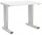 Preview: Der Tisch hat eine rechteckige, weiße Tischplatte und silberne, rechteckige Metallbeine. Die Beine sind höhenverstellbar. Der Tisch wirkt modern und funktional. Ideal für Büro oder Homeoffice.