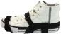 Preview: Das Bild zeigt einen weißen Sneakers mit hohem Schaft. Der Schuh hat schwarze Gurte, die um ihn gewickelt sind, und eine weiße Gummisohle. Die Schnürsenkel sind sichtbar.
