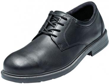 Der Schuh ist aus glänzendem, schwarzem Leder, hat eine klassische Form mit Schnürung und feinen Verzierungen an der Seite. Die Sohle ist stabil und leicht profiliert.
