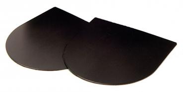 Das Bild zeigt zwei schwarze, halbrunde Platten, die aneinanderliegen. Sie haben eine flache Oberfläche und sind symmetrisch gestaltet, wie zwei nebeneinanderstehende Blätter.