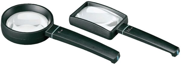 Das Bild zeigt eine schwarze Lupe mit einem rechteckigen Glas, das in einem stabilen, rechteckigen Gehäuse sitzt. Der Griff ist ebenfalls schwarz und hat eine leicht abgerundete Form.