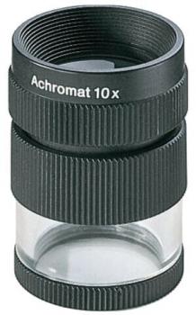 Das Bild zeigt eine schwarze Lupe mit einem vergrößernden Glas. Oben ist der Schriftzug "Achromat 10x" zu sehen. Die Oberfläche ist gerippt für besseren Halt, und das untere Teil ist durchsichtig.