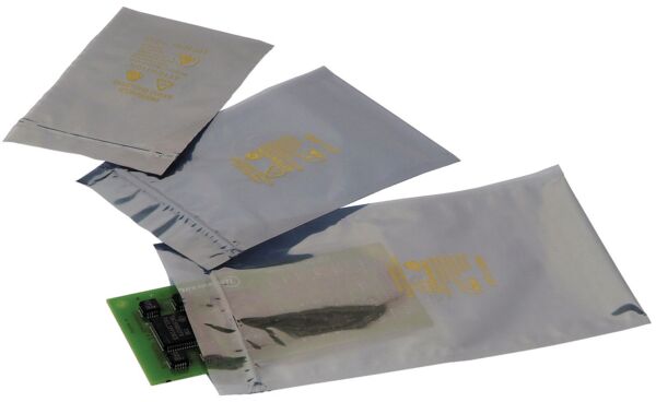 Das Bild zeigt drei silberne, glänzende Verpackungen in unterschiedlichen Größen, die leicht versetzt zueinander liegen. Die Vorderseite hat ein goldenes Muster oder Logo.